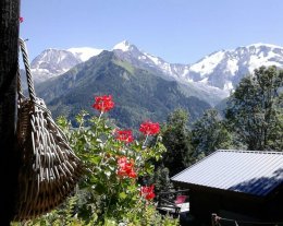 POUR 4 PERSONNES FACE AU MASSIF DU MONT BLANC. PARKING POUR 1 VOITURE.TERRASSE. SITUATION EXCEPTIONNELLE. POUR 4 PERSONNES FACE AU MASSIF DU MONT BLANC. PARKING POUR 1 VOITURE.TERRASSE. SITUATION EXCEPTIONNELLE.