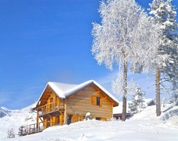 CHALET ENSOLEILLE, à l'orée du bois, à 300 mètres des pistes et des commerces. CHALET ENSOLEILLE, à l'orée du bois, à 300 mètres des pistes et des commerces.