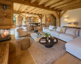 Chalet skis aux pieds face au mont blanc