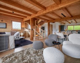 Chalet skis aux pieds proche des pistes de La Croix-Fry