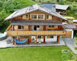 Grand chalet 4*, vue montagne, conception bioclimatique, borne de recharge, Jacuzzi… Location semaine hiver, été du dimanche au dimanche = moins de circulation. Location weekend printemps, automne.
