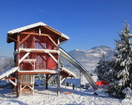 CHALET 12/18 pers    Bar à crèpes, piscine, spa, bowling, ping pong, tennis, WIFI, aire de jeux géante, trampoline, baby foot, jeux vidéos,....