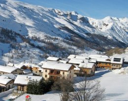 Chalet GENEPI 1 au coeur du village du Lavassay accès direct aux pistes