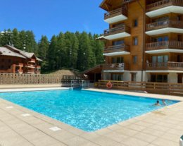 Résidence l'Albane à Vars skis aux pieds avec piscine extérieure chauffée 