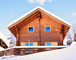 -  Chalet en bois avec piscine 