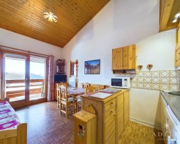CHARMANT APPARTEMENT IDEALEMENT SITUE