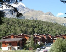 LES AVENIERES