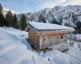 Authentique mazot alpin au cœur d’un hameau paisible