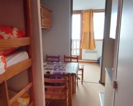 2 PIECES AVEC BALCON A COTE PISTE DE SKI