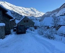 Sidérite – Appartement de plein-pied 4 personnes, dans une maison au cœur de La Grave, poêle & skiroom vue Meije