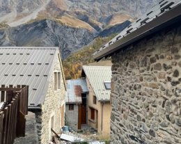 Sidérite – Appartement de plein-pied 4 personnes, dans une maison au cœur de La Grave, poêle & skiroom vue Meije