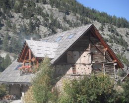 Chalet  XVIIIème, sauna, jacuzzi, cheminée.  situé dans un site majestueux face au massifs.