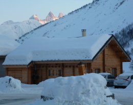 Le Chalet d'Arnaud , rond-point de l'Eglise, route du Col de la Croix de Fer Le Chalet d'Arnaud , rond-point de l'Eglise, route du Col de la Croix de Fer