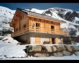 Le Chalet d'Arnaud ,  rond-point de l'Eglise, 1765 route du Col de la Croix de Fer