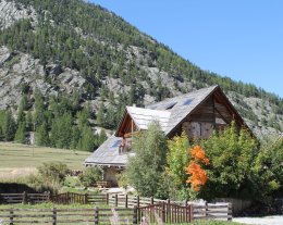 Chalet  XVIIIème  200m2, sauna,jacuzzi, cheminée.  situé dans un site majestueux face au massifs.