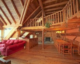 Chalet  XVIIIème  200m2, sauna,jacuzzi, cheminée.  situé dans un site majestueux face au massifs.