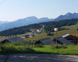  Au cœur du village des SAISIES  vue pistes et montagnes 