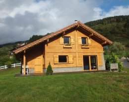 GENTIANE--->CHALET DE CHARME AU BORD D'UN ETANG  DANS UN ENDOIT REPOSANT AV