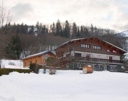 Le Grizzli, au bord de la piste, au pied du téléphérique de Bellevue