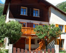 Au Laurau, le ski sans voiture dans une grande maison comme chez vous