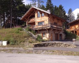 Chalet 12 pers., 350m pistes, 500m commerces, super équipé, grand confort, vue panoramique, 4 ch, 2 Sdb, 2 wc, wifi, 2 TV (Internet ,home cinéma), babyfoot,4 parkings, garage, cl. 3* - Tarif incluant (lits faits, serviettes, produits entretien & taxes séj