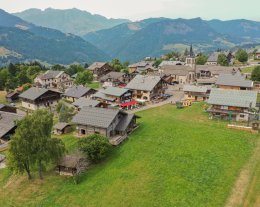 Véritablement au pieds des pistes et au centre village