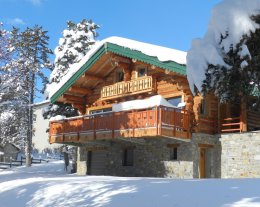 chalet font romeu, en rondins haut de gamme classé 4 étoiles.                             