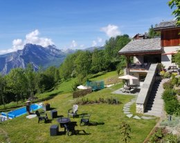 CHALET LE PUISOT LUXUEUX AVEC SAUNA PISCINE AVEC VUE IMPRENABLE SUR LES MONTAGNES