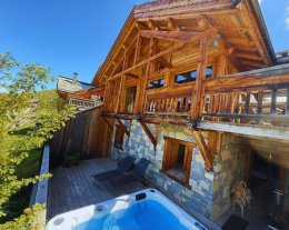 CHALET DE CHARME VUE PISTES JACUZZI SALLE DE CINEMA