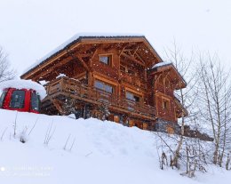 AU BORD DES PISTES AU BORD DES PISTES