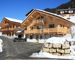 Chalet La Boule de Gomme avec SAUNA, Cheminée, luge devant le chalet VTT électriques