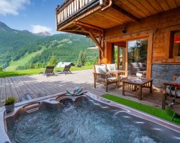 Chalet individuel  charme et prestige , terrasse 100 m2 avec jaccuzi et sauna extérieur