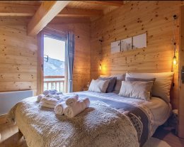 "Embarquez pour un séjour exceptionnel au Grand-Massif : Charme, confort, jacuzzi, sauna et pistes à portée de main !"
