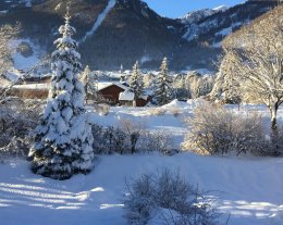 **SUPERBE CHALET DE CHARME, 2mn à pied DEPART PISTES et ESF, DUPLEX AU BORD DE LA RIVIERE,6-8personnes **SUPERBE CHALET DE CHARME, 2mn à pied DEPART PISTES et ESF, DUPLEX AU BORD DE LA RIVIERE,6-8personnes