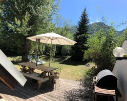 **SUPERBE CHALET DE CHARME, 2mn à pied DEPART PISTES et ESF, DUPLEX AU BORD DE LA RIVIERE,6-8personnes