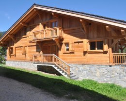 Chalet haut de gamme à 230 mètres des télécabines pour 20 pers, 8 ch et 7 SDB dont 5 chambres en suite.