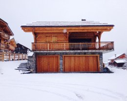 Chalet haut de gamme à 230 mètres des télécabines pour 20 pers, 8 ch et 7 SDB dont 5 chambres en suite.