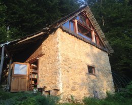 Lov'In'Grange, cabane de trappeur dans les Pyrénées Lov'In'Grange, cabane de trappeur dans les Pyrénées