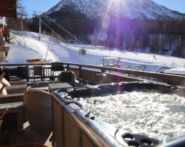 CHALET SUR LES PISTES SKI AUX PIEDS 16 PERSONNES JACUZZI VUE MONTAGNE BILLARD SALLE CINEMA