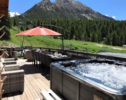 CHALET SUR LES PISTES SKI AUX PIEDS 16 PERSONNES JACUZZI VUE MONTAGNE BILLARD SALLE CINEMA