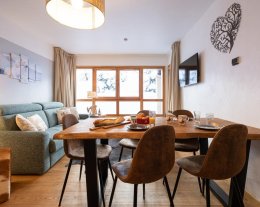 Appartement de charme en résidence 5* skis aux pieds avec piscine, jaccuzi, sauna, et hammam Appartement de charme en résidence 5* skis aux pieds avec piscine, jaccuzi, sauna, et hammam
