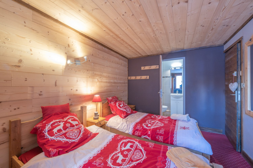 Bedroom 1, 2 beds of 90 and bathroom with shower, washbasin and WC