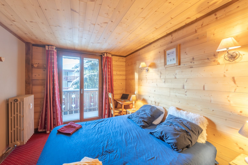 Room 3 with balcony, a large 160cm bed and bathroom with shower, sink and toilet.