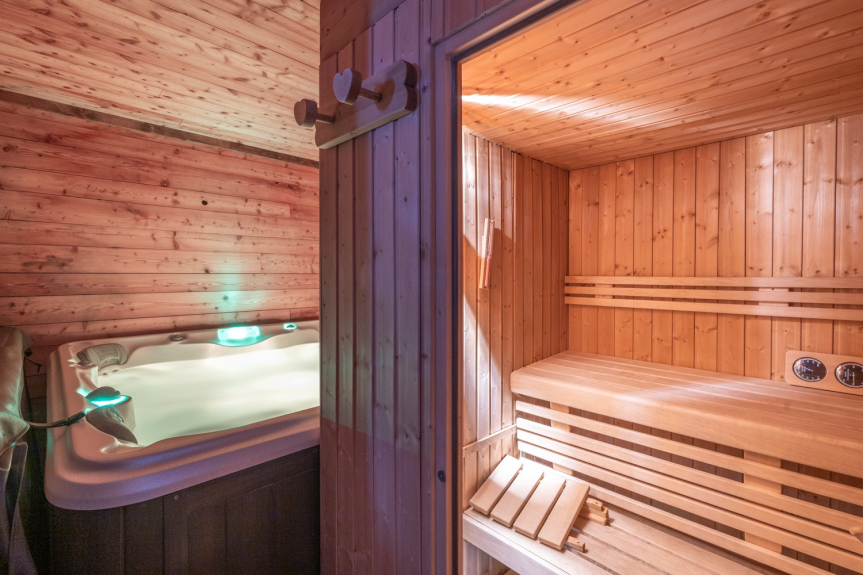 Relaxation area on the ground floor, with sauna, jacuzzi and shower.