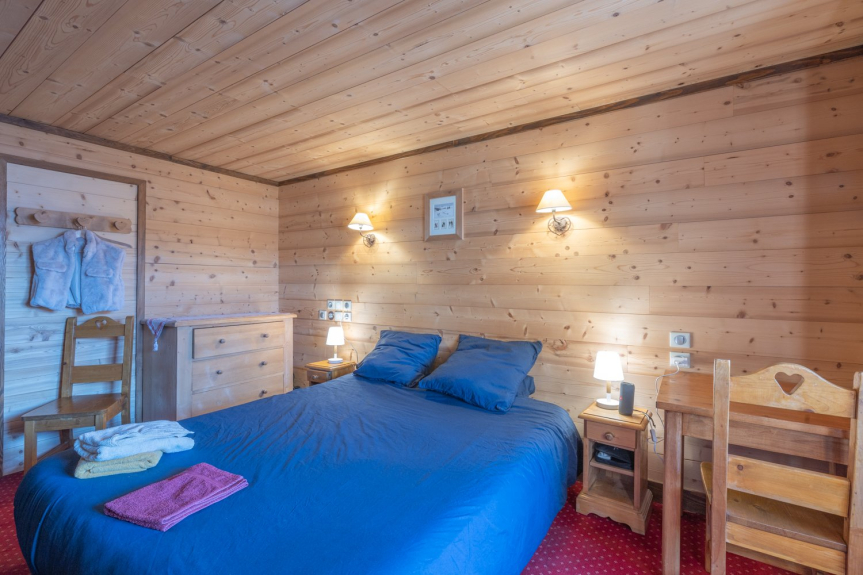 Room 4, a large 160cm bed with balcony, bathroom, bathtub, sink and toilet.