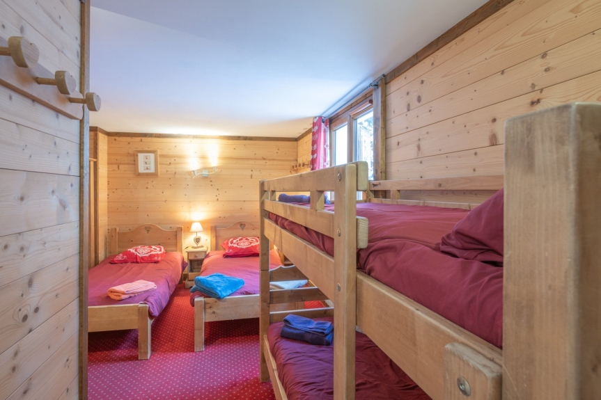 Room 5, 2 single beds (90cm wide), bunk beds, providing a total of 4 sleeping places, and a bathroom with shower, sink and toilet.