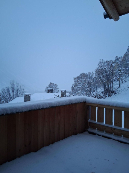 Belle terrasse sous la neige et superbe vue dégagée quand le temps se lève ;)