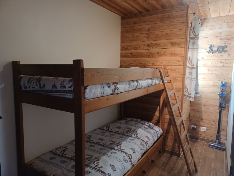 seconde chambre avec 2 lits superposés