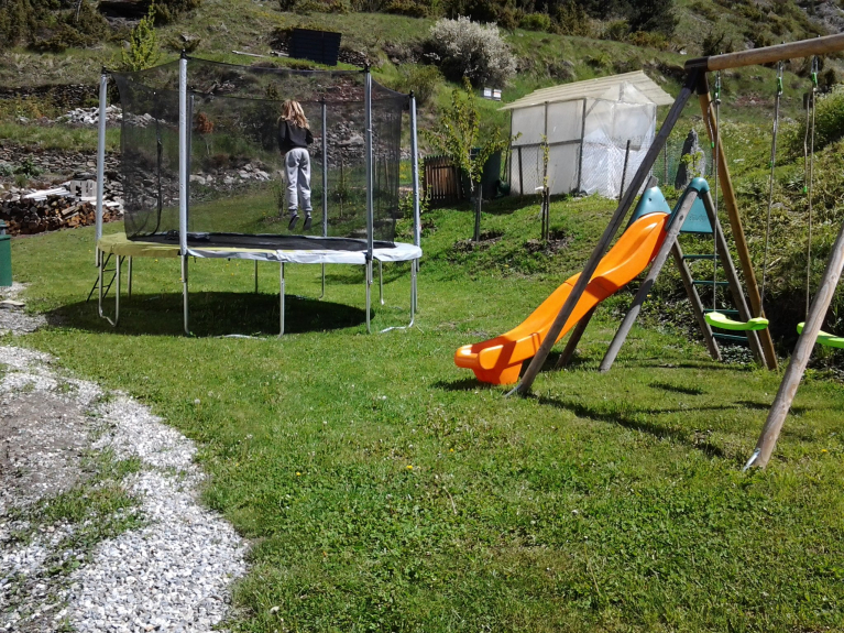 jeux pour les enfants en libre accès dans le jardin