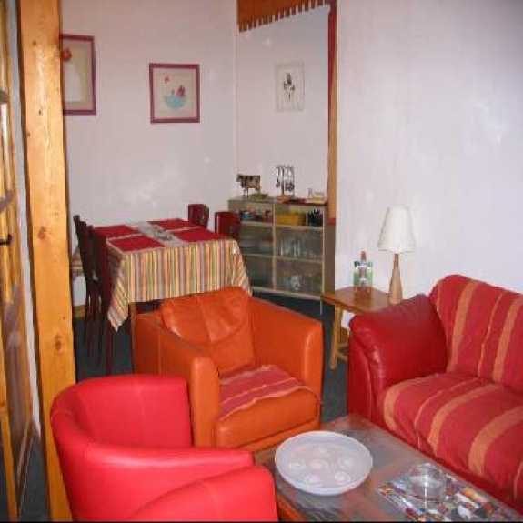 LA TABLE PEUT DEVENIR UNE TABLE POUR 8 PERSONNES.
